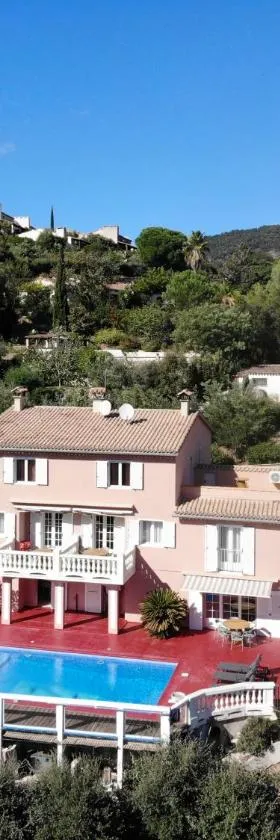 La Villa 101 -TOPVACANCES -LES ISSAMBRES，位于罗克布伦河畔阿尔让的酒店