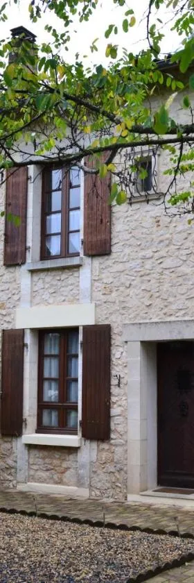 Les Bruyeres B&B 2，位于Montbron的酒店