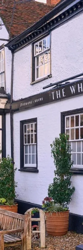 The White Horse - A Heartwood Inn，位于多尔金的酒店