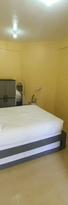 Lucena Meg's Studio Apmnt Deluxe rm-Near SM-Wifi，位于卢塞纳的酒店