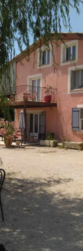 Ecurie Le Pas du Loup，位于Caumont-sur-Durance的酒店