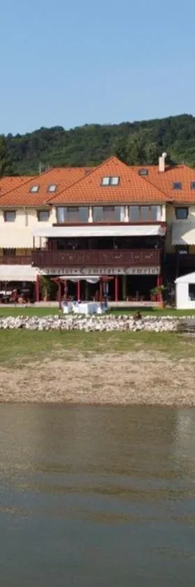 Camelot Club Hotel，位于瓦茨的酒店