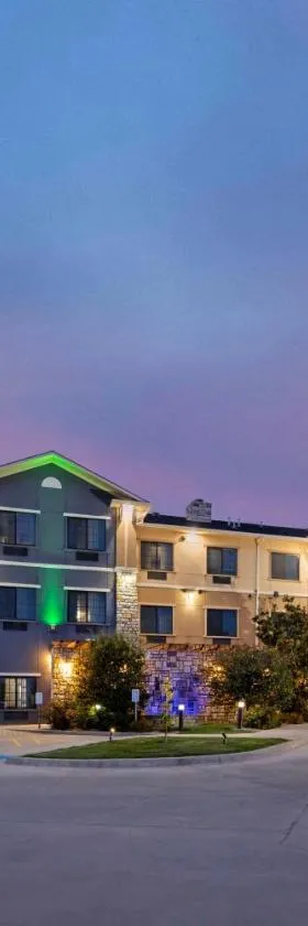 贝斯特韦斯特翡翠套房优质酒店，位于加登城的酒店