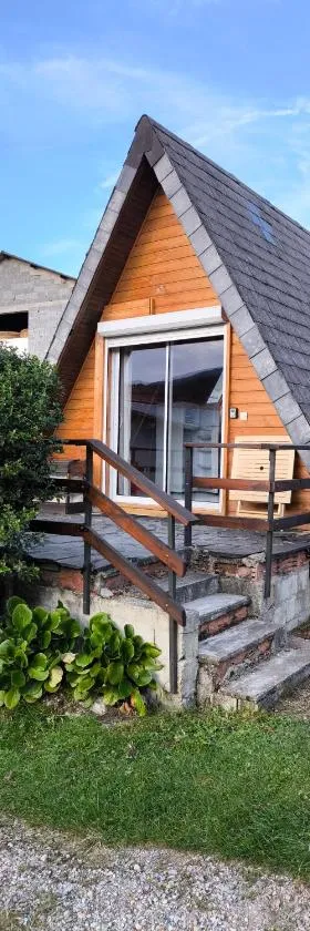 Petit chalet avec terrasse，位于Oust的酒店
