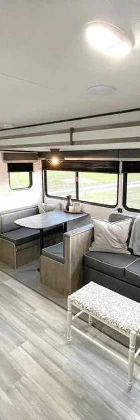 RV located on private property, providing access to the Guadalupe River, accommodates up to 5 guests，位于新布朗费尔斯的酒店