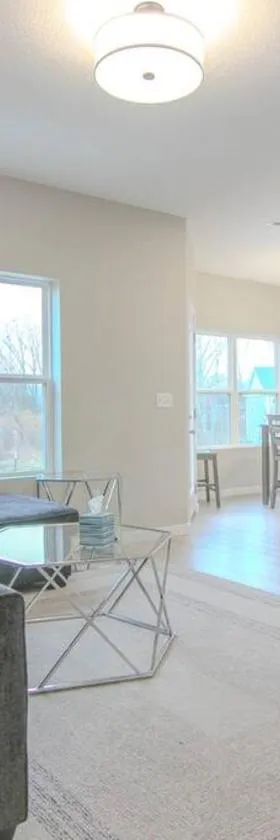 Cedar Falls Townhome - New Construction - 3 KINGS!，位于锡达福尔斯的酒店