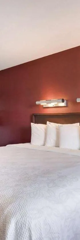 Super 8 by Wyndham Deerfield - Northbrook，位于迪尔菲尔德的酒店