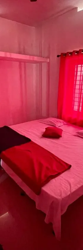 Rose Garden home stay Thrissur，位于德里久尔的酒店