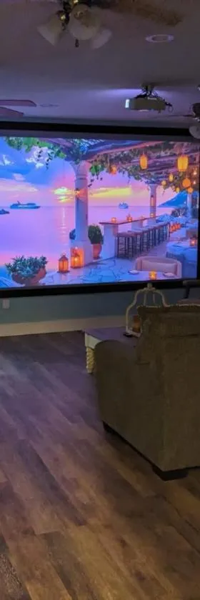 Cozy studio with movie theater, beach 5 min away，位于莫尔黑德城的酒店