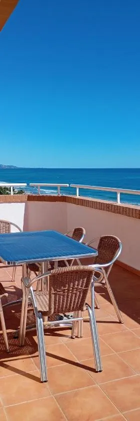 Apartamentos Danesp-Playa de les Amplaries Marina Dor- Frontales al Mar，位于奥罗佩萨德尔马的酒店