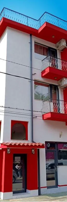 彩色酒店，位于阿塞诺夫格勒的酒店