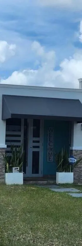 Trinitarias House Piscina karaoke Bar wifi，位于萨利纳斯的酒店