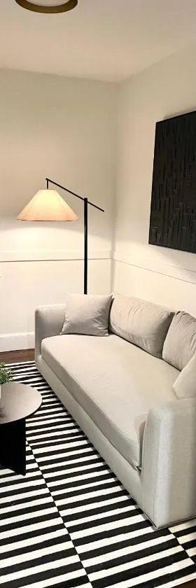 Modern Luxury Apartment in City，位于昆西的酒店