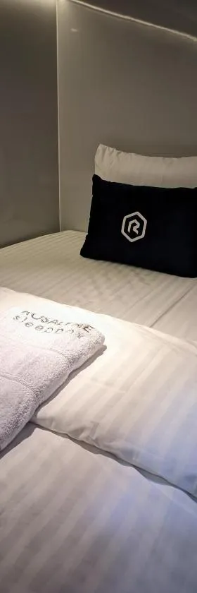 Rosalyne Sleepbox Tugu Kranggan，位于Jetis的酒店