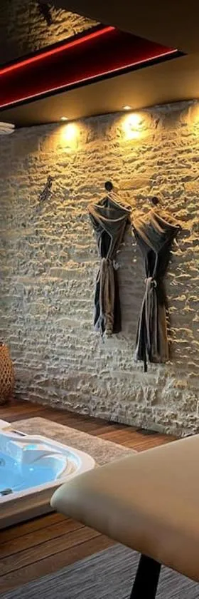Logement spa privatif proche Niort et La Rochelle，位于Arçais的酒店