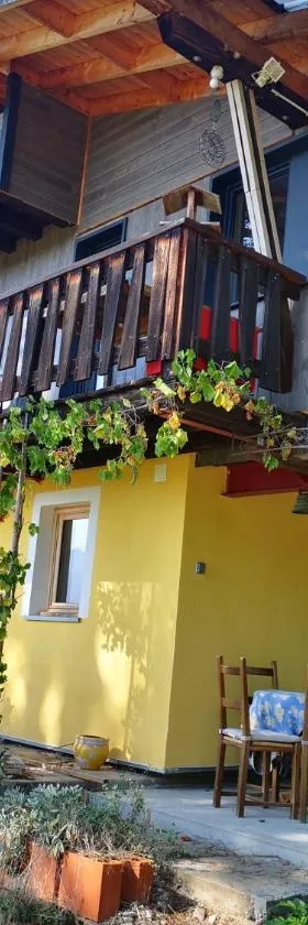Studio de plain-pied dans un chalet，位于Mens的酒店