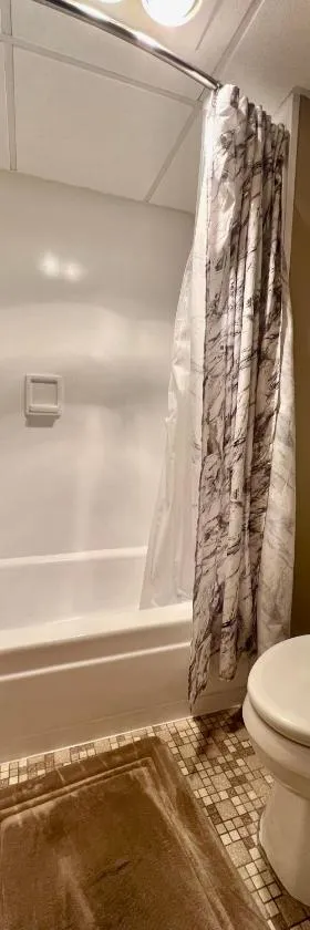 Lindell Motor Lodge - Downtown Cedar Falls Studio With Free Gated Parking!，位于锡达福尔斯的酒店