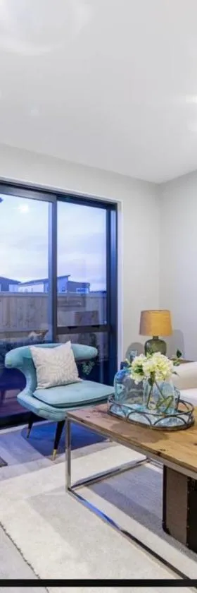 Scott point private entry flat offers the entire living room, bedroom and ensuite, parking available，位于奥克兰的酒店