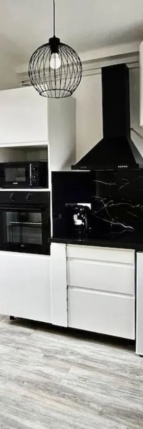 Appartement vue tour Eiffel ligne 14 à côté de Paris，位于让蒂伊的酒店