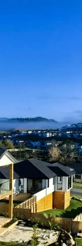 Orewa New house with view on deck near Cafe,bush & river，位于奥雷瓦的酒店