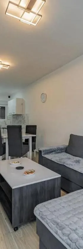 Hemingway Belgrade Apartment，位于Zemun的酒店