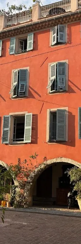 Biot - Place des Arcades，位于比奥的酒店