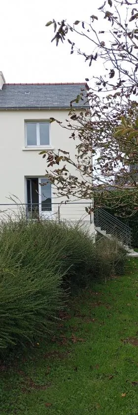 Petite maison avec jardin，位于Landrévarzec的酒店