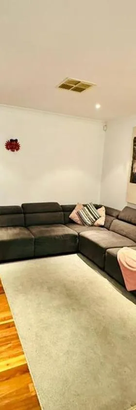 Holiday house in Mernda Free Parking 5 min Walk to Supermarket，位于Mernda的酒店