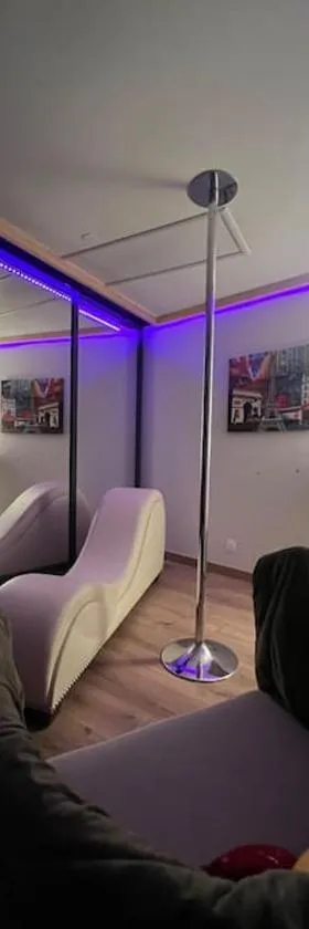Love room - Parenthèse romantique avec spa privé，位于Le Perrier的酒店