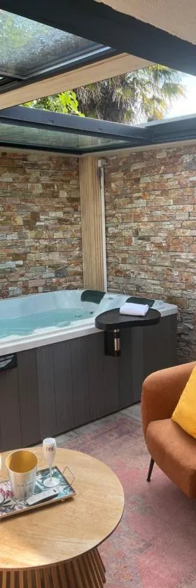 Love room avec spa privé，位于Le Perrier的酒店