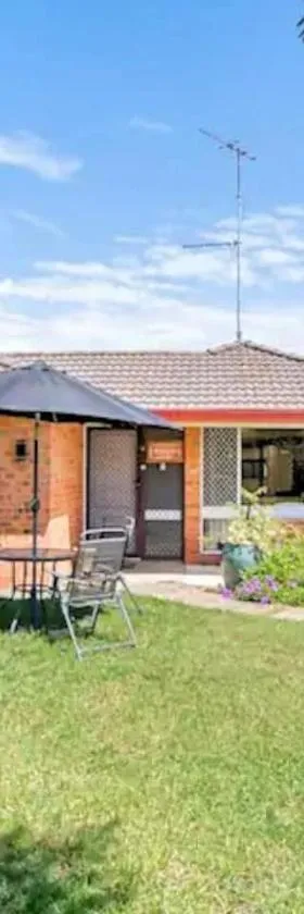 Cheerful 3 Bedroom House With Free Parking，位于Kingswood的酒店