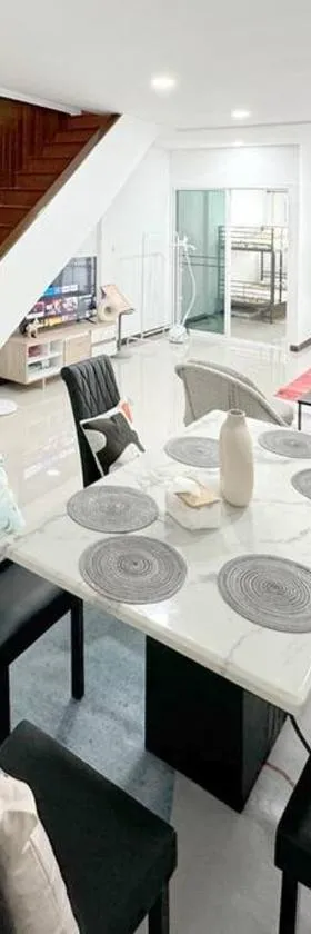MIQ HK611 Huai Khwang 4BR Jodd fair，位于占那县的酒店