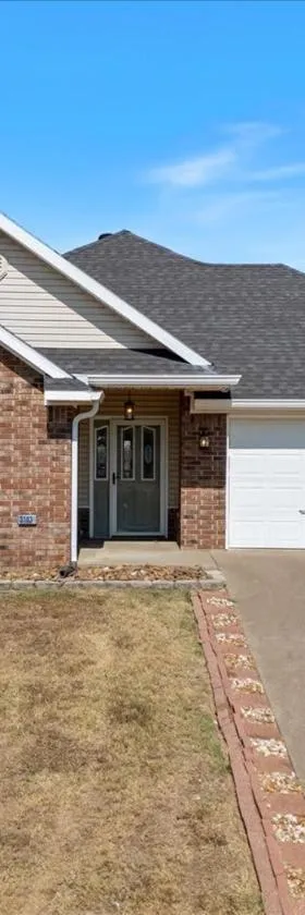 Beautiful 3 bed 2 bath home near Crystal Bridges，位于本顿维尔的酒店