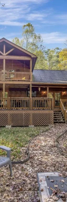 The cozy cabin get away with hot tub，位于蓝岭的酒店