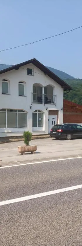 Vinac guest house，位于亚伊采的酒店