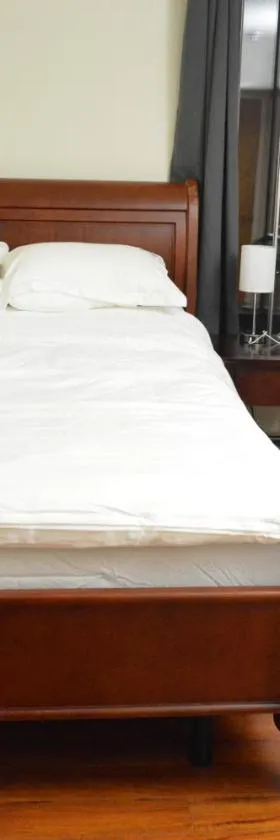 Modern One Bedroom Unit, Sofa Bed, Adjustable Queen Bed, 75 Inch Smart TV and Indoor Secure Parking，位于Albany的酒店