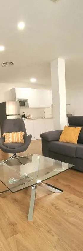 Moderno y lujoso apartamento CASTELAR，位于阿尔卡扎德三涓的酒店