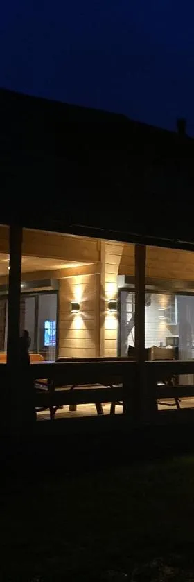 Domek drewniany nad stawem z sauną i jakuzzi，位于Międzyborów的酒店