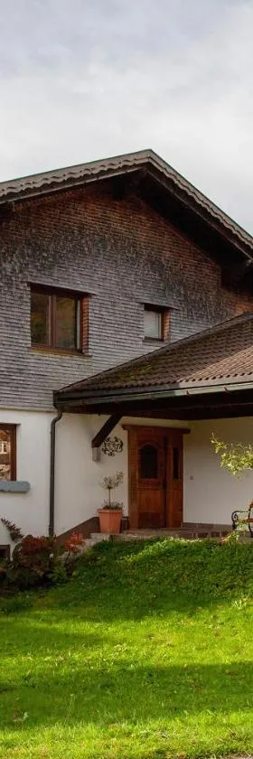 Ferienhaus Villa Kanisblick，位于比曹的酒店