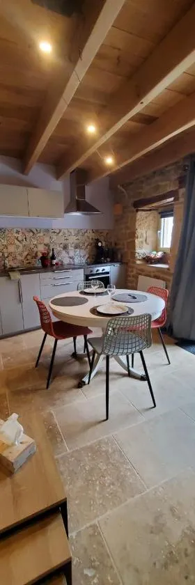 Chez Émile la suite, maison 2 chambres à la campagne，位于Humes的酒店