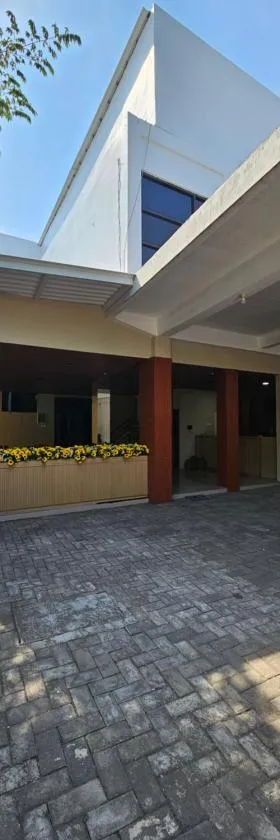 Sunflower Hotel Syariah near Juanda Airport，位于Dares的酒店