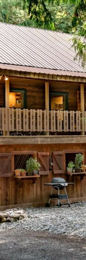 Multi-Level Forest Lodge Near Silverwood with Vintage Ice Cream Parlor & Movie Theater，位于Spirit Lake的酒店