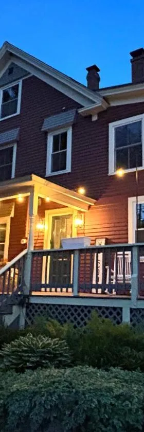 The Aurora Inn & Cottages，位于巴特利特的酒店