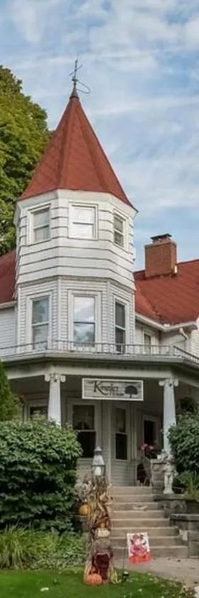 Kingsley House Bed & Breakfast - Full Home，位于Fennville的酒店