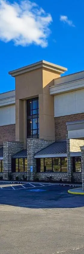 Hotel Lotus Kansas City Merriam，位于Merriam的酒店