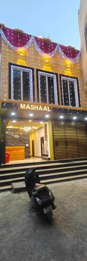 HOTEL MASHAAL- a light lit by Vidhata，位于占西的酒店