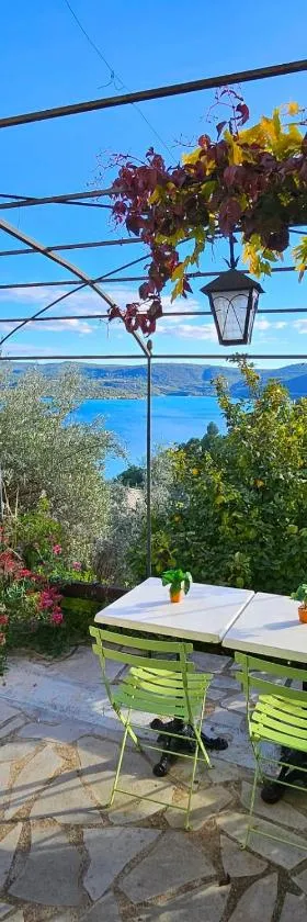 Studio avec terrasse et jolie vue sur le lac，位于韦尔东的圣克鲁瓦的酒店