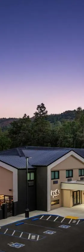 The Inelle, Oakhurst Yosemite, a Tribute Portfolio Hotel，位于奥克赫斯特的酒店
