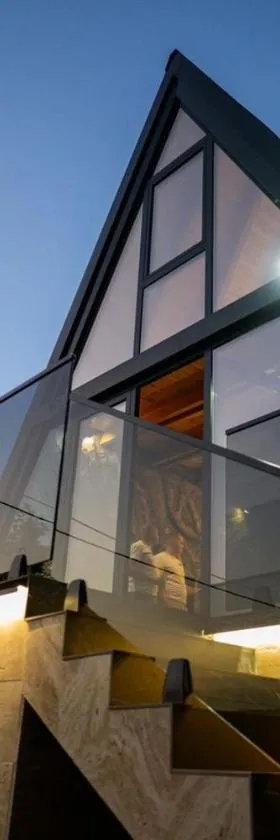 Luxurious cabin for couples with hot tub lake view，位于阿莱克西纳茨的酒店