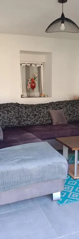 gite au calme centre finistère jardin clos，位于Trégourez的酒店